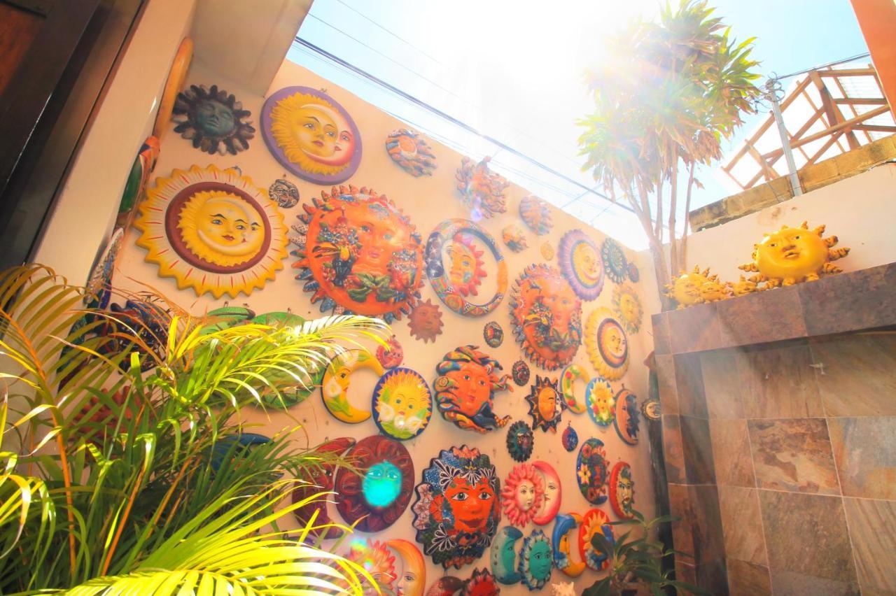 Papagayo Hotel Boutique Playa del Carmen Buitenkant foto A wall of the Sun God